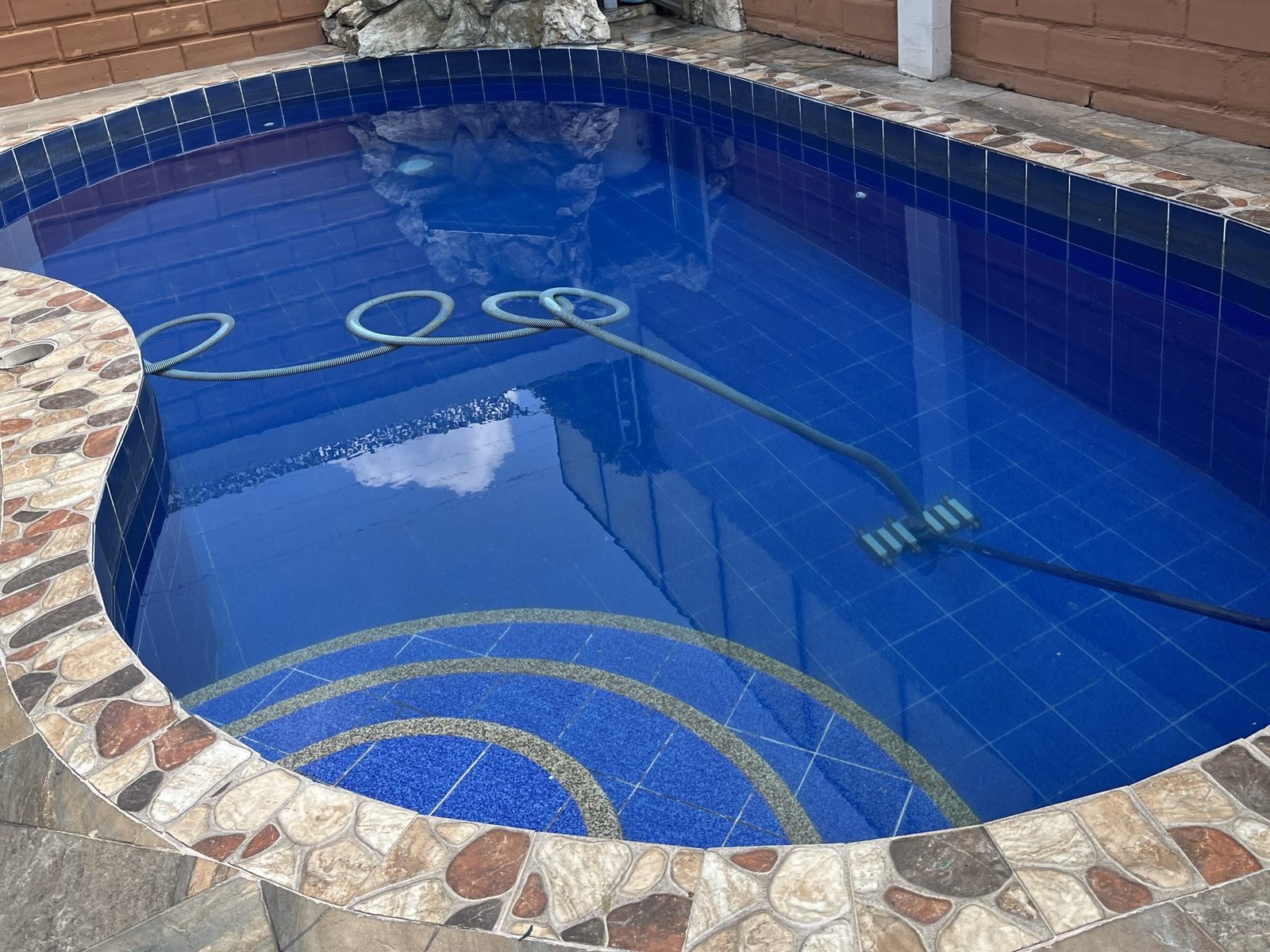 La misma piscina con el agua azul y transparente después de la recuperación
